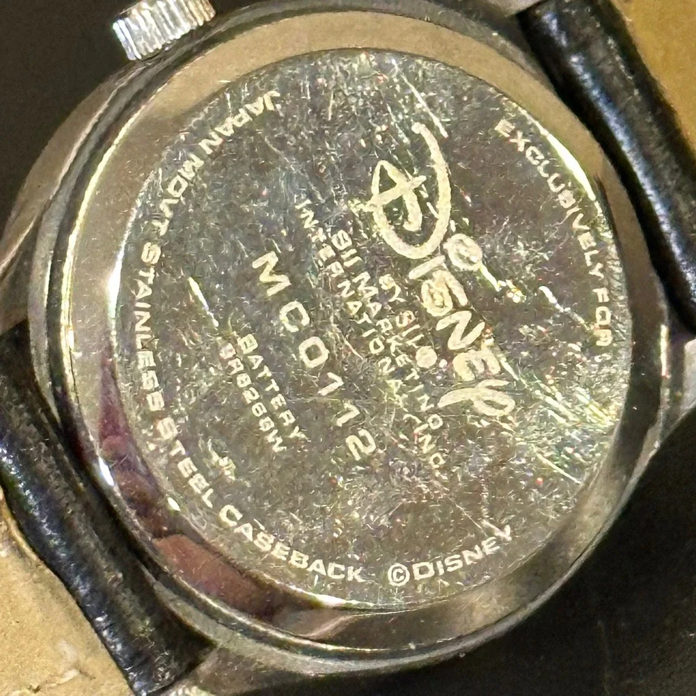 Vintage angry Mickey Mouse Watch needs batteries